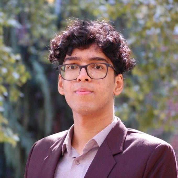 Headshot of Aaron Almeida
